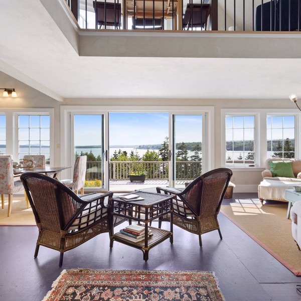 Spacious Sun-filled House with Fabulous Bay Views
