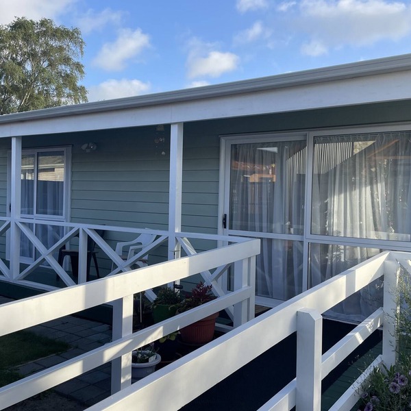 Spacious sunny cottage (airport close, family, pet friendly, disability access)