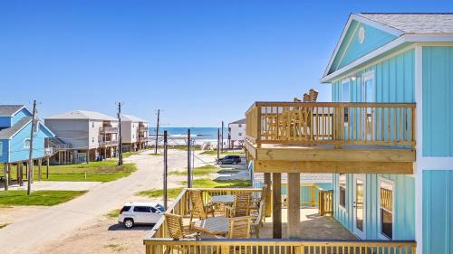 Spacious Surfside House One Minute to Beach