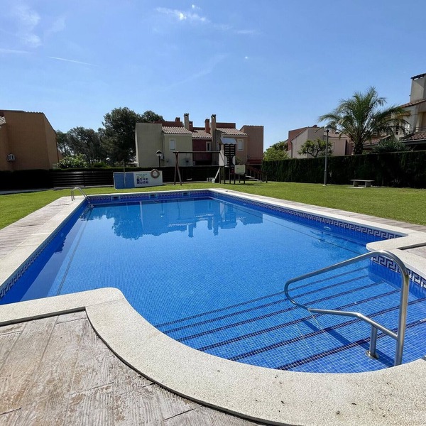 Spacious Townhouse in Quiet Area with Private Garden, BBQ, and Pool Access