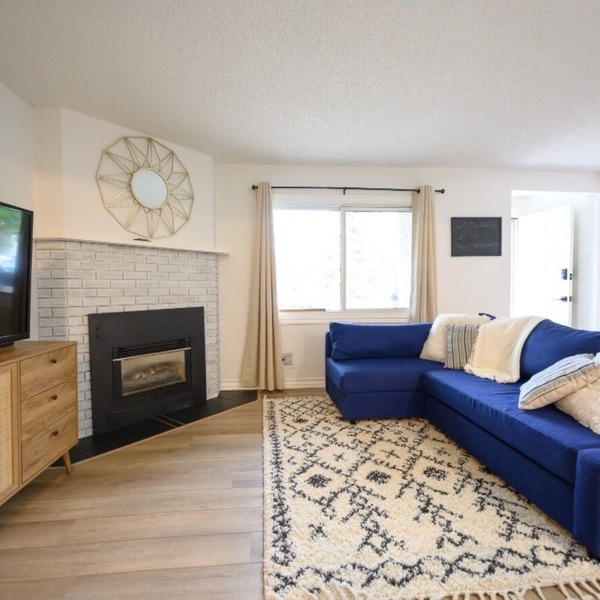 Spacious townhouse located in a quiet central community close to amenities