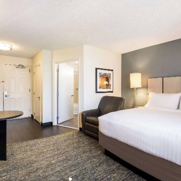 Spacious Unit with Fully-equipped Kitchen, Pets Allowed, Onsite Parking