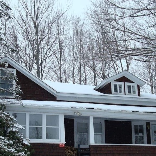 Spacious upstairs studio. Private entrance/deck. Quiet. Rural. Intimate.