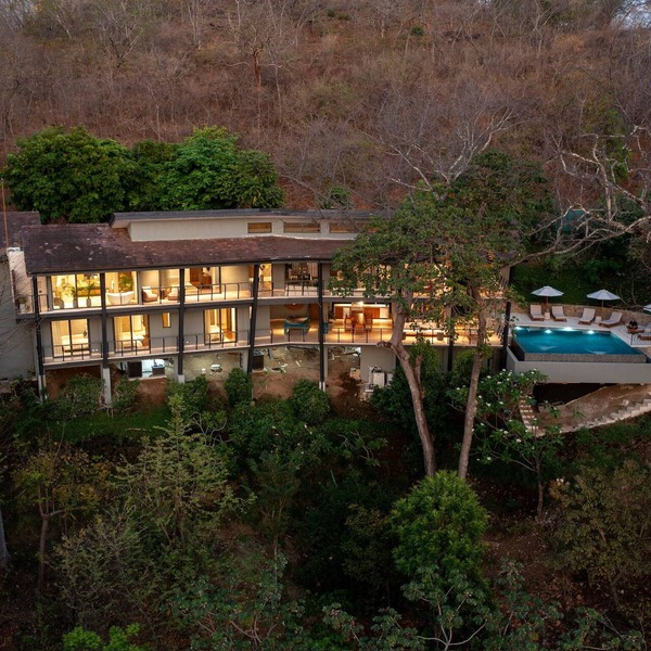 Spacious villa overlooking the tropical forest and ocean