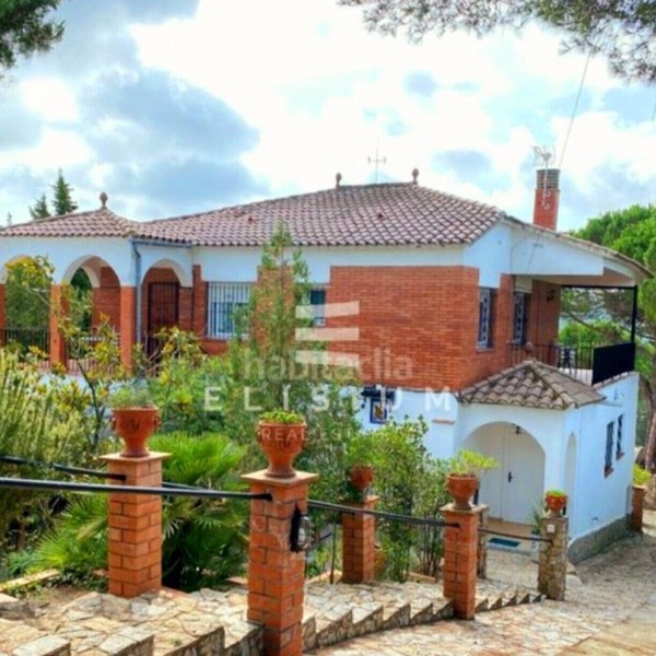 Spacious villa sleeps 20, swimming pool, tennis court, mini-golf course, garden, barbecue,.