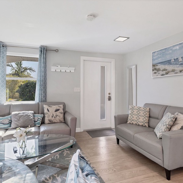 Spacious Villa with Lush Tropical Garden Very Close to Siesta Key!