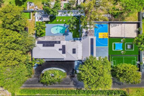 Spacious villa wpool courts game room