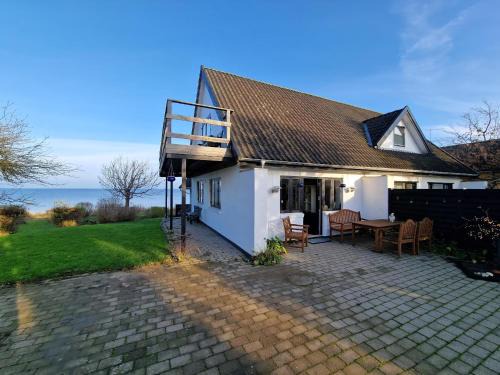 Spacious Waterfront Family Holiday