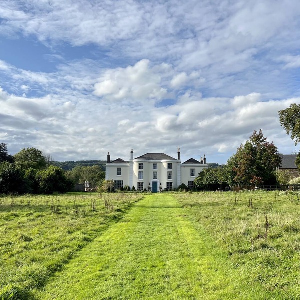 Special Celebration Country House. 4 acre grounds. Pet Friendly!