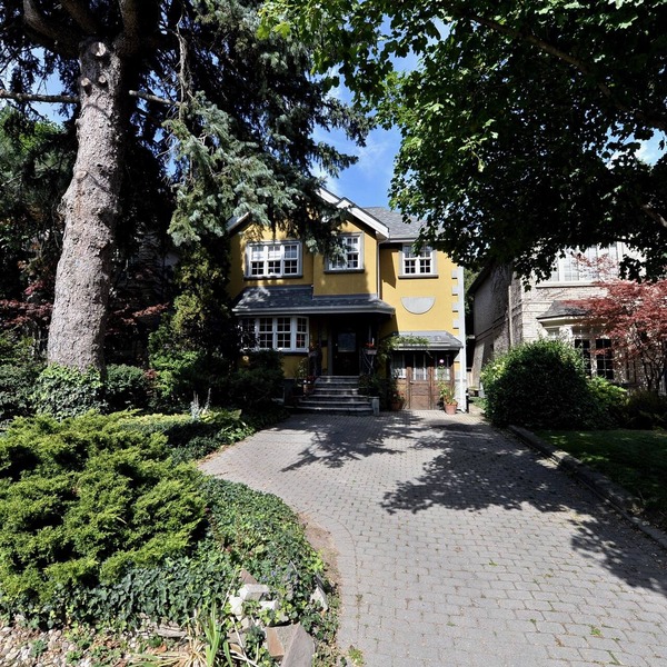 Specious one bedroom apartment in upscale neighbourhood in Leaside Toronto.