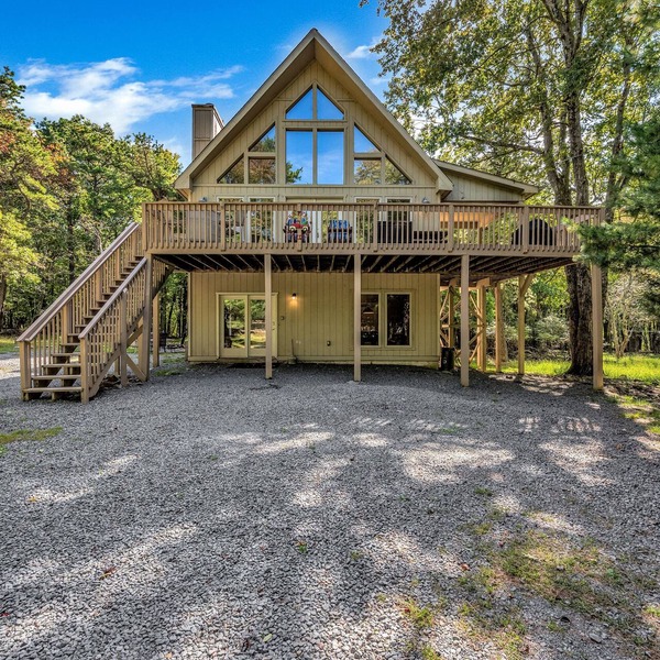 Spectacular Chalet, Hot Tub ,Pool Table, Foosball Table, Fire Pit, Lake & Beach