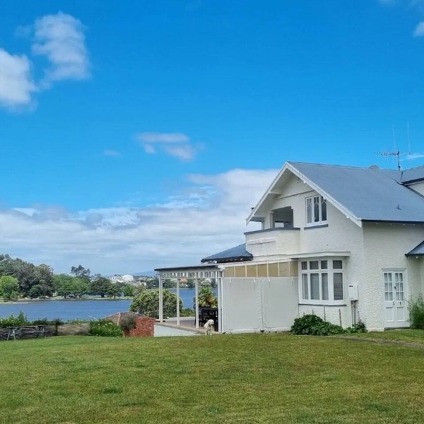 Spectacular Hamilton Lake Views