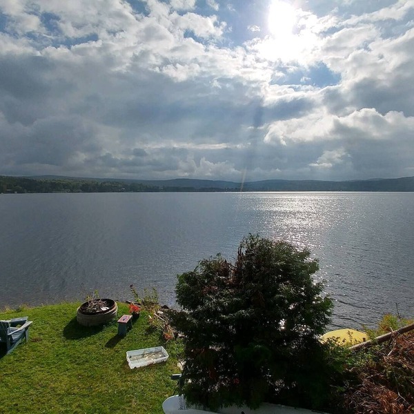 Spectacular Lakehouse with mountain views own sandy beach on crystal clear lake