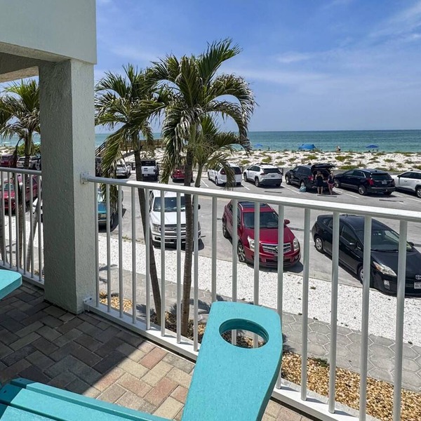 Spectacular Location on Pass-A-Grille! Near Restaurants. Pool. Beach Views. Free City Parking Pass.