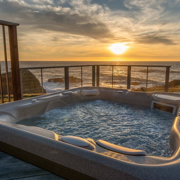 Spectacular Oceanfront Studio with Hot Tub & Loft