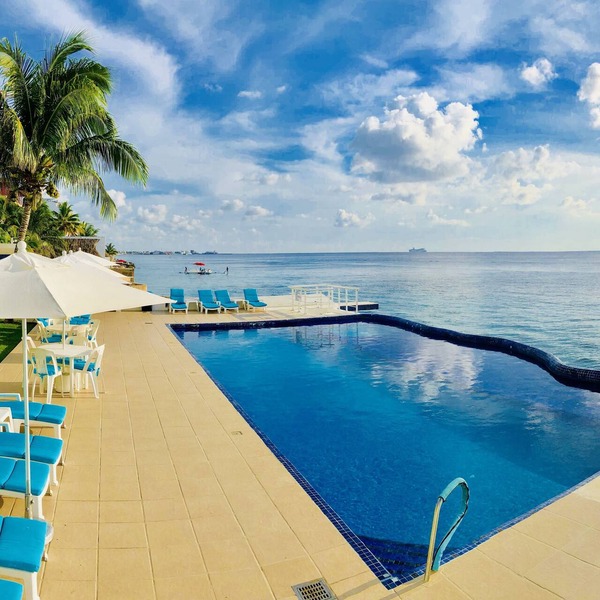Spectacular oceanfront condo! 3 Bed 3 Bath with oceanside pool & best snorkeling