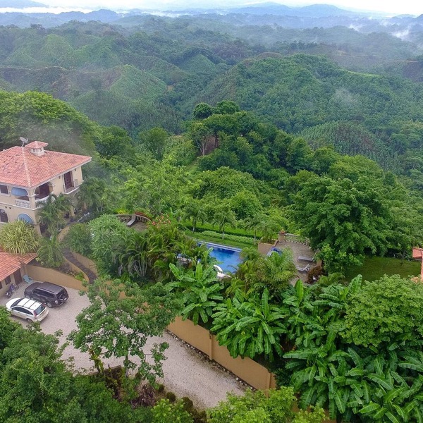 Spectacular Views Overlooking the Pacific.