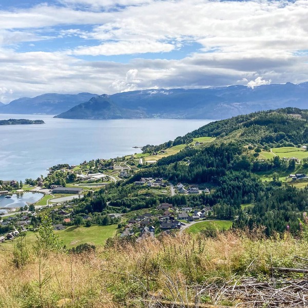 Spend an active and at the same time romantic vacation with a view of the Hardangerfjord.
