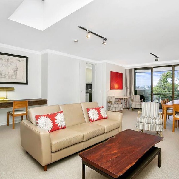 SPF13-Sunny, Spacious, Highly Convenient Apartment