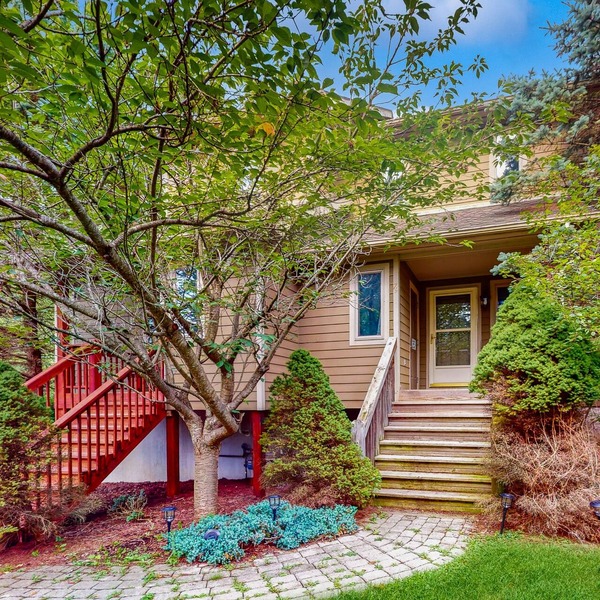 Splendid dog-friendly home with hot tub, deck, free WIFI & gas grill