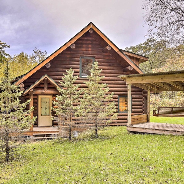 Splendid Family Cabin w/Hot Tub & Grill!