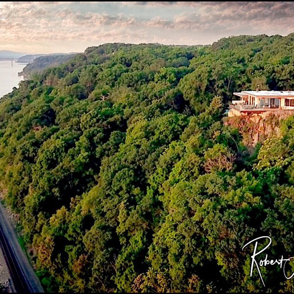 Splendid Isolation: Private Luxury. Breathtaking Modern Villa On Hudson Bluffs.