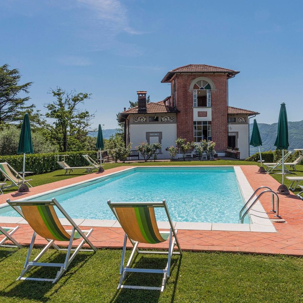 Splendid Liberty villa overlooking the lush green Tuscan valleys and mountains