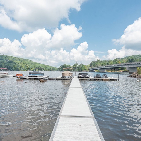 Split Lakefront Gem w/Pool Table & Dock Slip