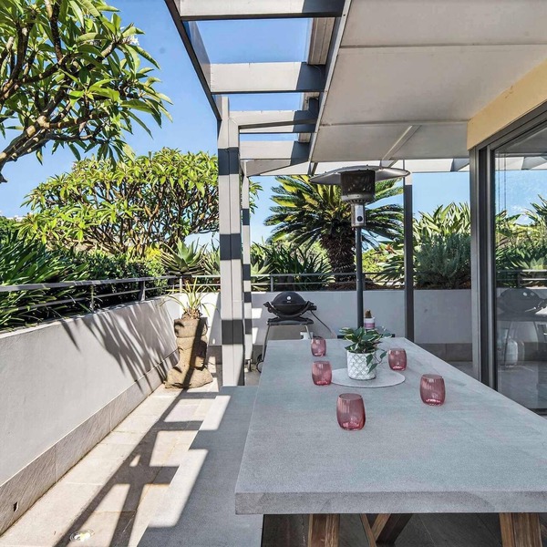 Split Level Oasis - Stunning CBD views and Parking