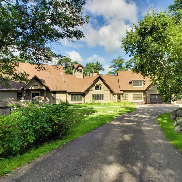 Sprawling Minnesota Home w/On-Site Lake Access