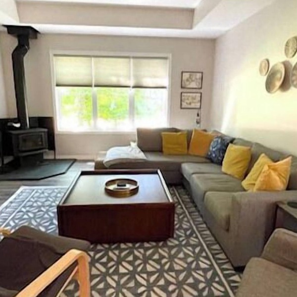 Spring bird watching cozy getaway with a wood burning stove. Close to the lake