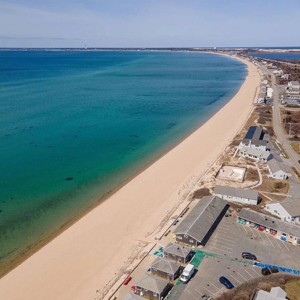 Spring/Fall Specials ! Cozy 2-BR beachside condo in gorgeous N.Truro. AC & WIFI.
