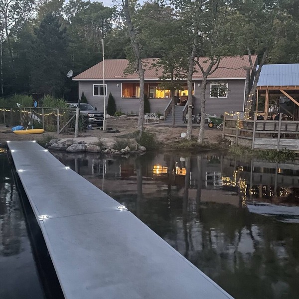 Spring fed/beautiful sand beach/wifi/New Beds/Firewood/trophy fishing/8 Kayaks