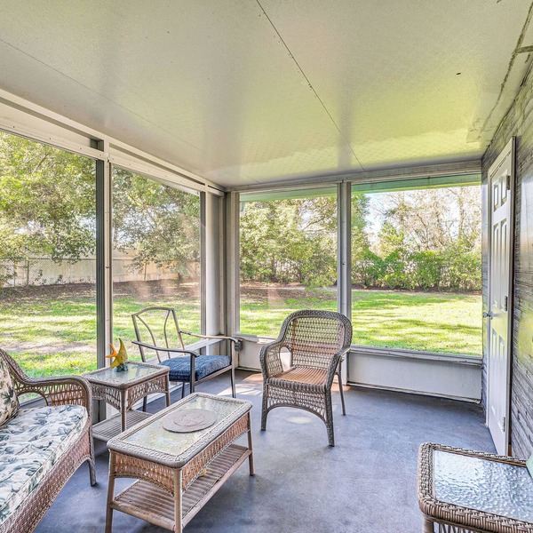 Spring Hill Home - 3 Mi to Weeki Wachee Springs!
