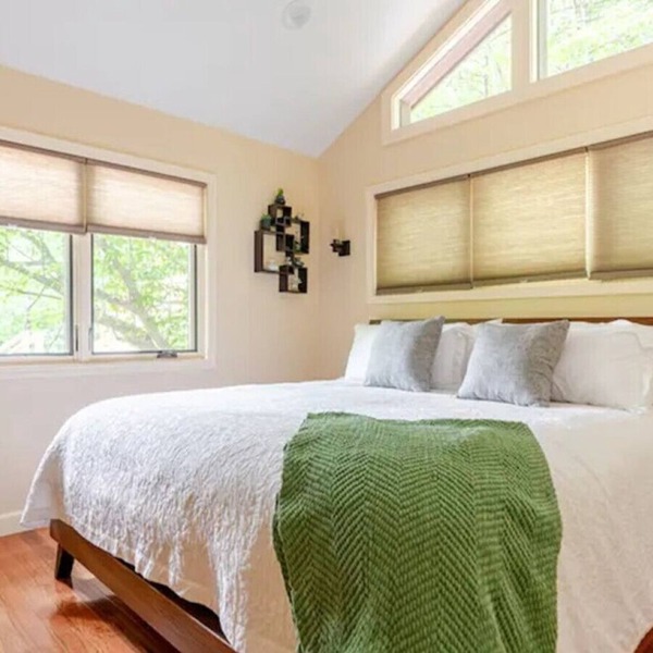 Spring in Mtns Crows Nest Treehouse Near Asheville Pet Friendly