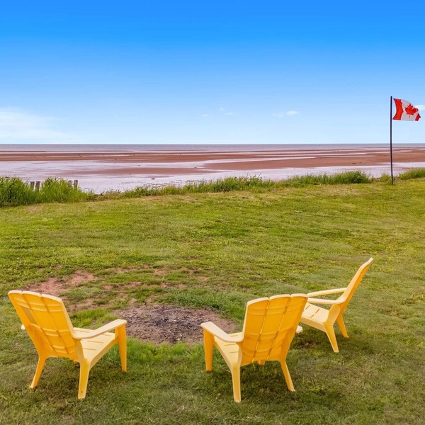 St. Chrysostome South Shore Escape – Private Beach, Hot Tub, Coastal Charm