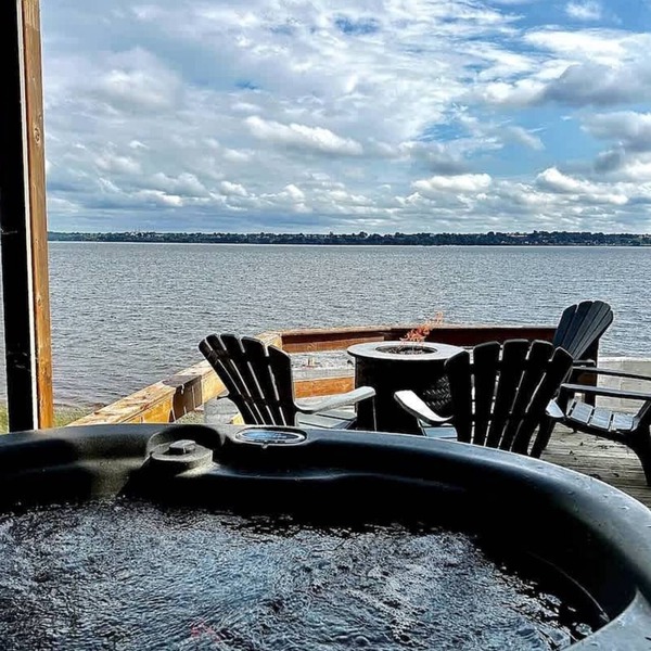 St. Lawrence River, BBQ, Hot Tub & Fire Pit