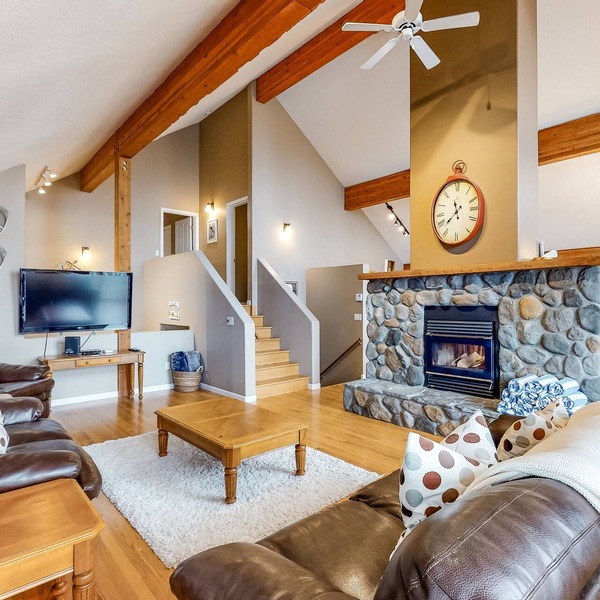 Standalone, ski-in/out chalet with private hot tub & mountain view