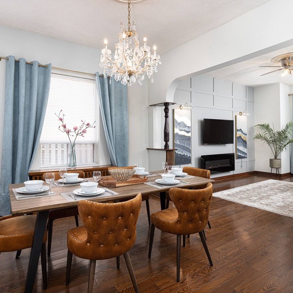Stanning Spacious 2 Bedroom Aptm & 2 Parkings ! 5 min to Toronto Downtown