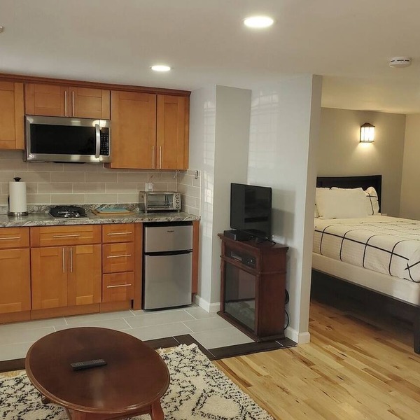 Starlite Studio- Quaint Space, Easy Walk to Trop!
