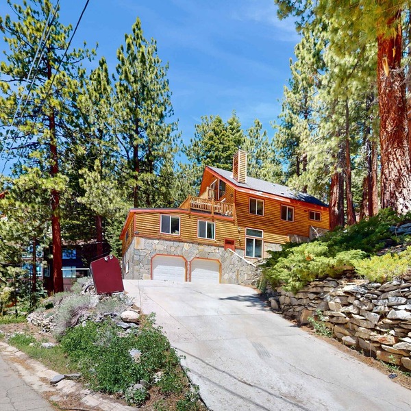 Stateline Chalet - 5BR, Panoramic Mountain Views, Dipping Pool & Dry Sauna