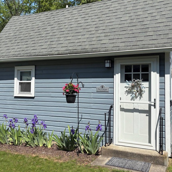 Stay at this charming one bedroom cottage and enjoy exploring the Finger Lakes.