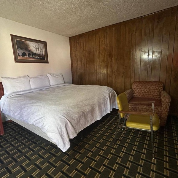 Stay in a Calm & Serene Room Near Boneyard Creation Museum - 1.5 miles away