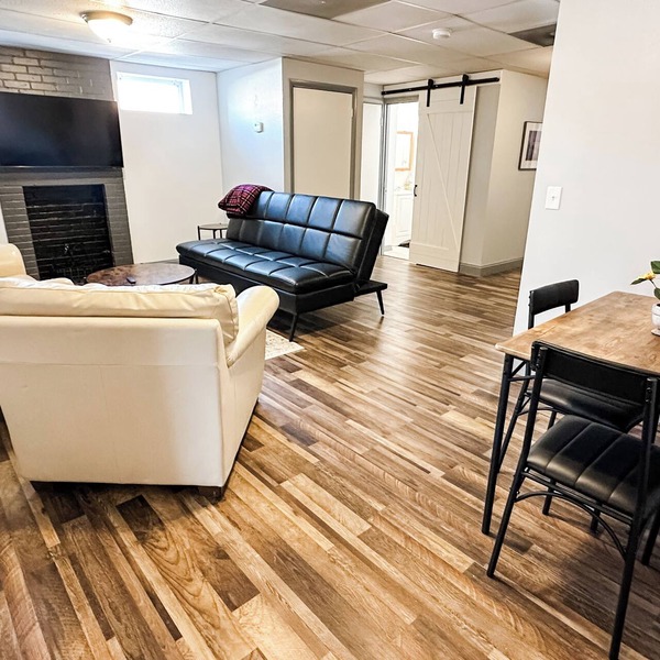 Stay on Main - Charming 2 bedroom 1.5 bath Upstairs Apartment on Main Sleeps 6