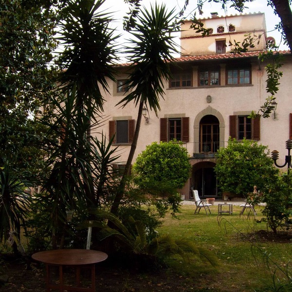 Stay, think and relax. Classic layout. 15' drive from Pisa, Lucca and the beach.