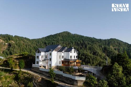 StayVista at The Altair Villa - 7BR villa in Theog with Bonfire, BBQ