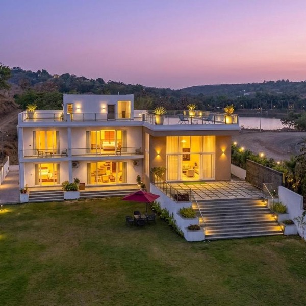 StayVista at Vayu Farm with BBQ, Bonfire & Lake View