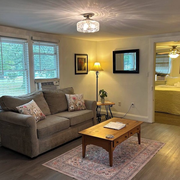 Step into history & unwind at Spring apt a charming 🏡 at the❤️of NYHudson Valley