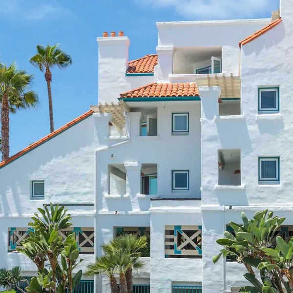 Steps away from the beach! Fully Equipped Kitchen & Free Parking!