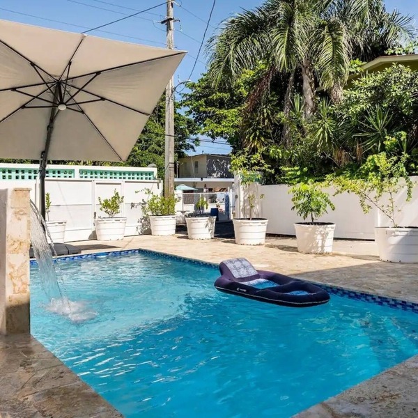 Steps from Beach, private pool and Wifi